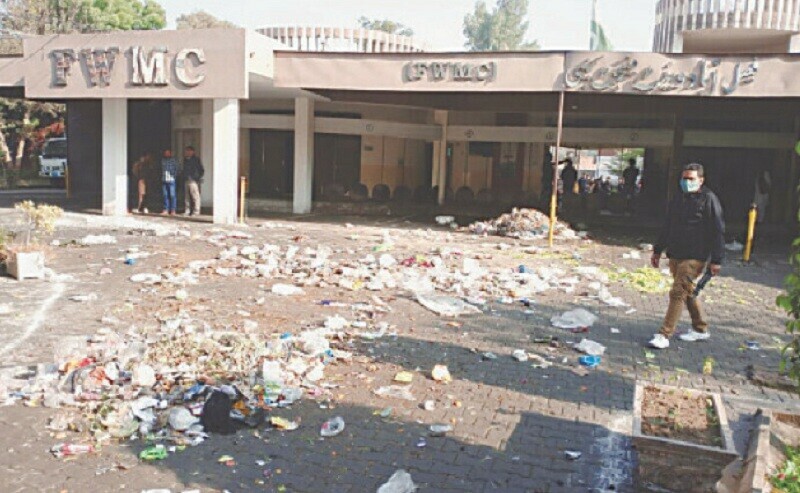 Non-payment of salaries: Heaps of garbage in Faisalabad as sanitary workers go on strike