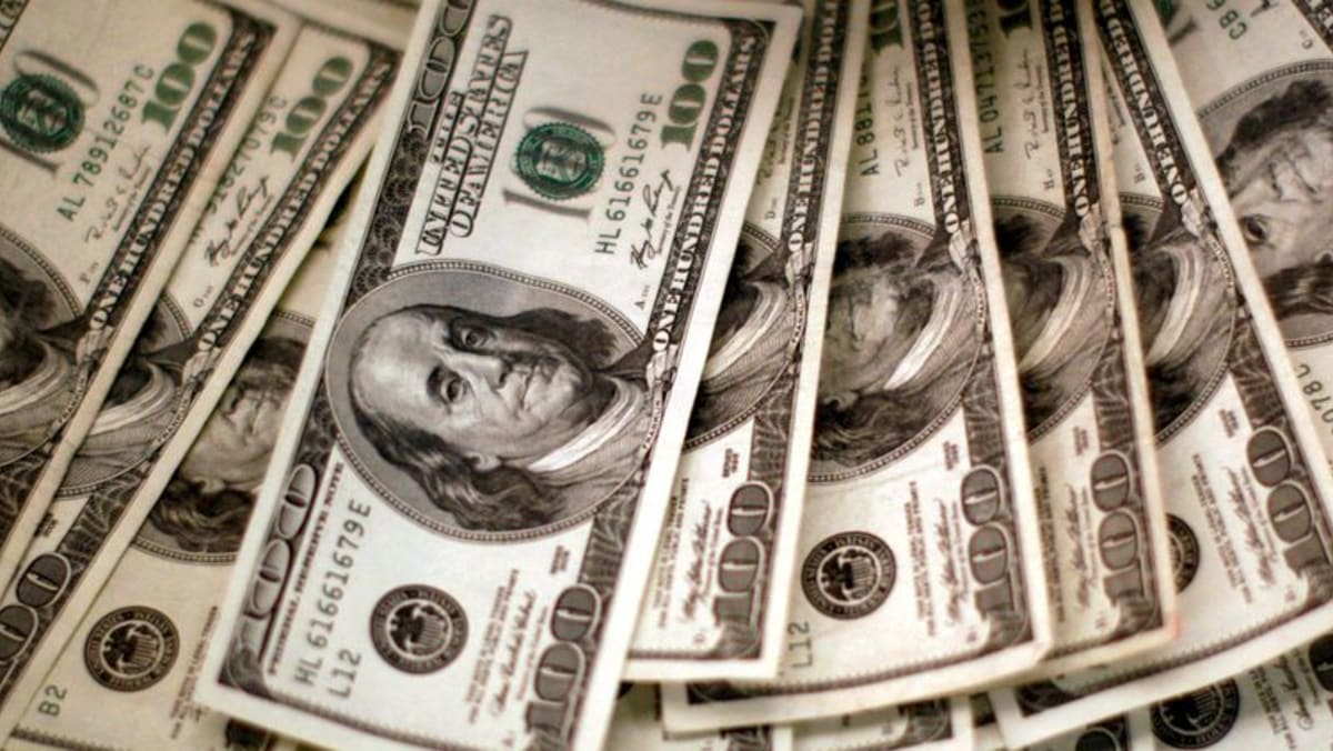 Dollar set to snap two-year winning streak on 2024 rate cut bets