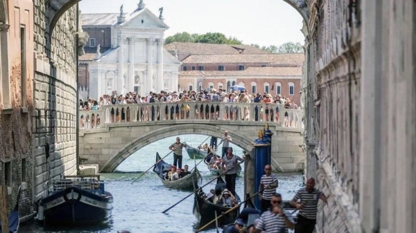 Venice to ban large tourist groups and loudspeakers