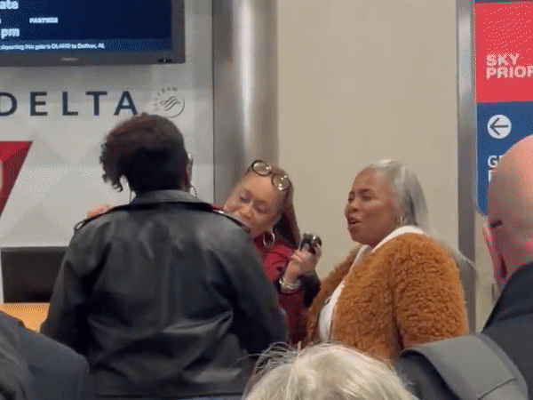 Delta Gate Agent and Passengers Break Into Christmas Carols at Airport in Atlanta