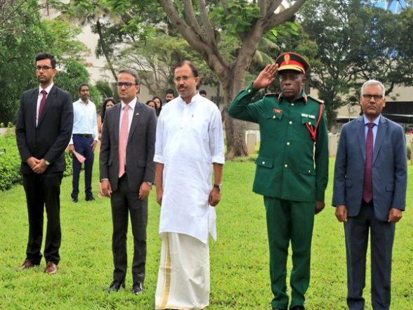 World News | Tanzania: MoS Muraleedharan Pays Tributes to Indian Soldiers at Commonwealth War Memorial | LatestLY