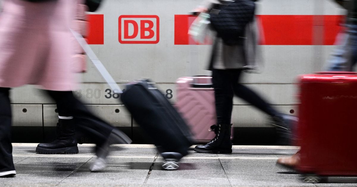 German train drivers to go on longer strike after holiday season