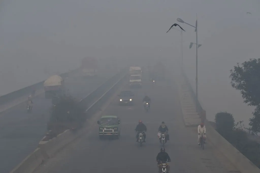 Smog update: Lahore AQI value reaches ‘hazardous’ level – Hum NEWS