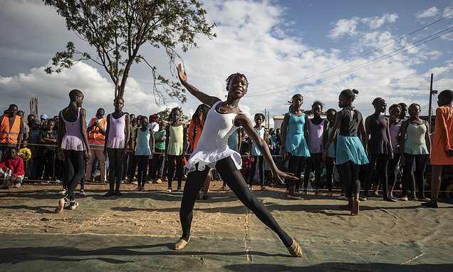 AP PHOTOS: Young Kenyan ballet dancers stage early Christmas…