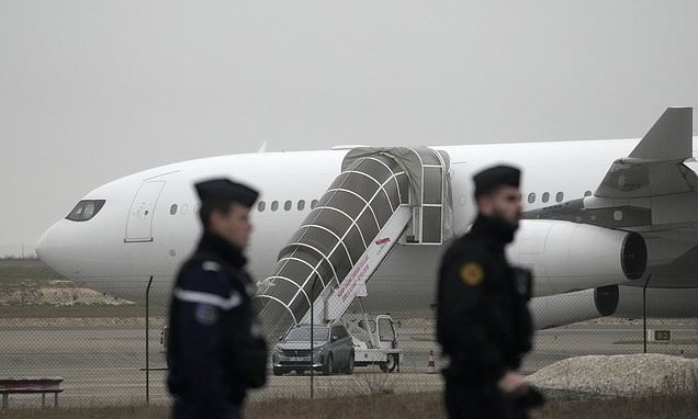 A plane stuck for days in France for a human trafficking…
