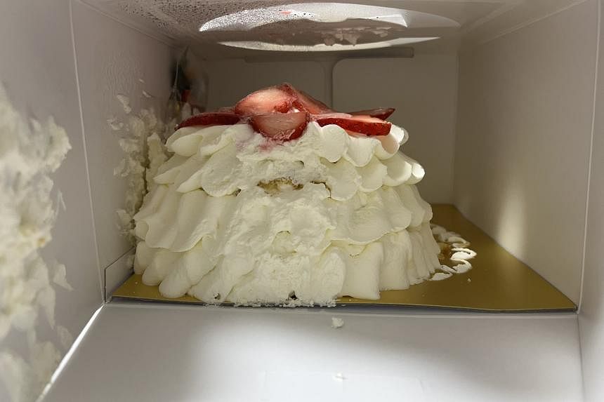 A department store in Japan is deeply sorry its collapsed cakes ruined Christmas for some