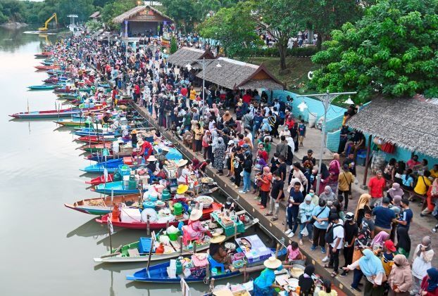 Malaysians flocks to Thailand’s Hatyai in big numbers during holidays, contributing RM270mil to local economy