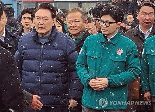 (2nd LD) Yoon, PPP chief meet at market fire site after clash over first lady, election nominations | Yonhap News Agency