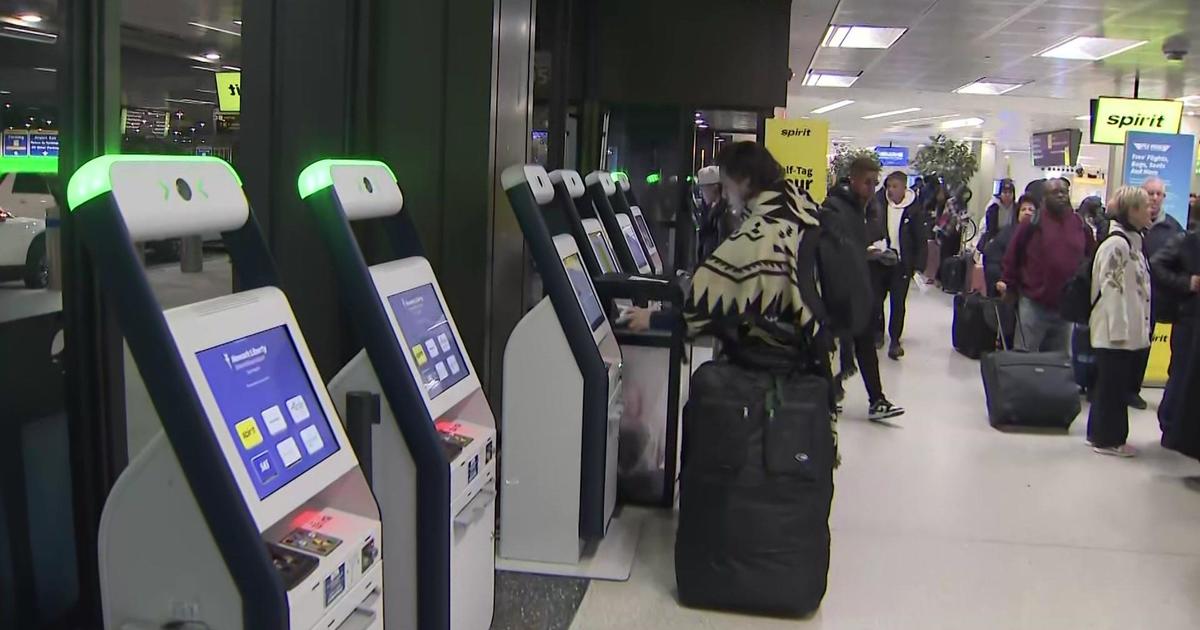 Lines form early as holiday travel rush continues at Newark Liberty International Airport