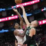 Kristaps Porzingis scores 32 points, NBA-leading Celtics beat…