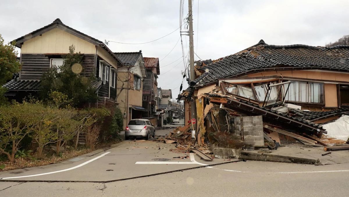 Major Japan quake kills four, triggers tsunami waves