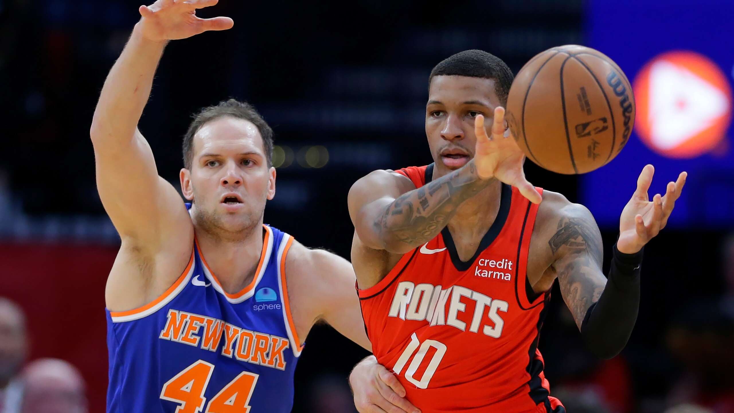 Houston Rockets use late free throws to hold off New York Knicks after controversial call | TSN