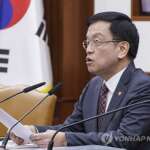 Economic recovery ‘lopsided’ amid weak domestic demand: finance minister | Yonhap News Agency