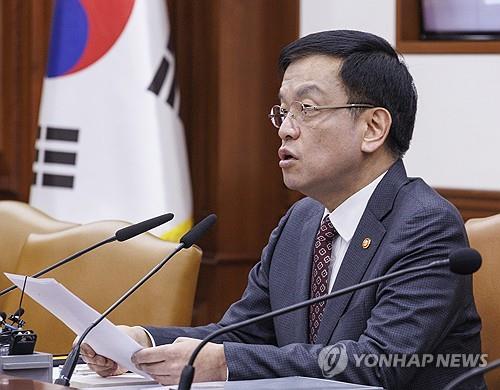 Economic recovery ‘lopsided’ amid weak domestic demand: finance minister | Yonhap News Agency