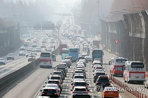 (LEAD) 5.2 mln cars to hit the road on 1st day of Lunar New Year holiday | Yonhap News Agency