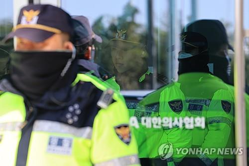 (3rd LD) Gov’t intensifies pressure on striking trainee doctors with police raid | Yonhap News Agency