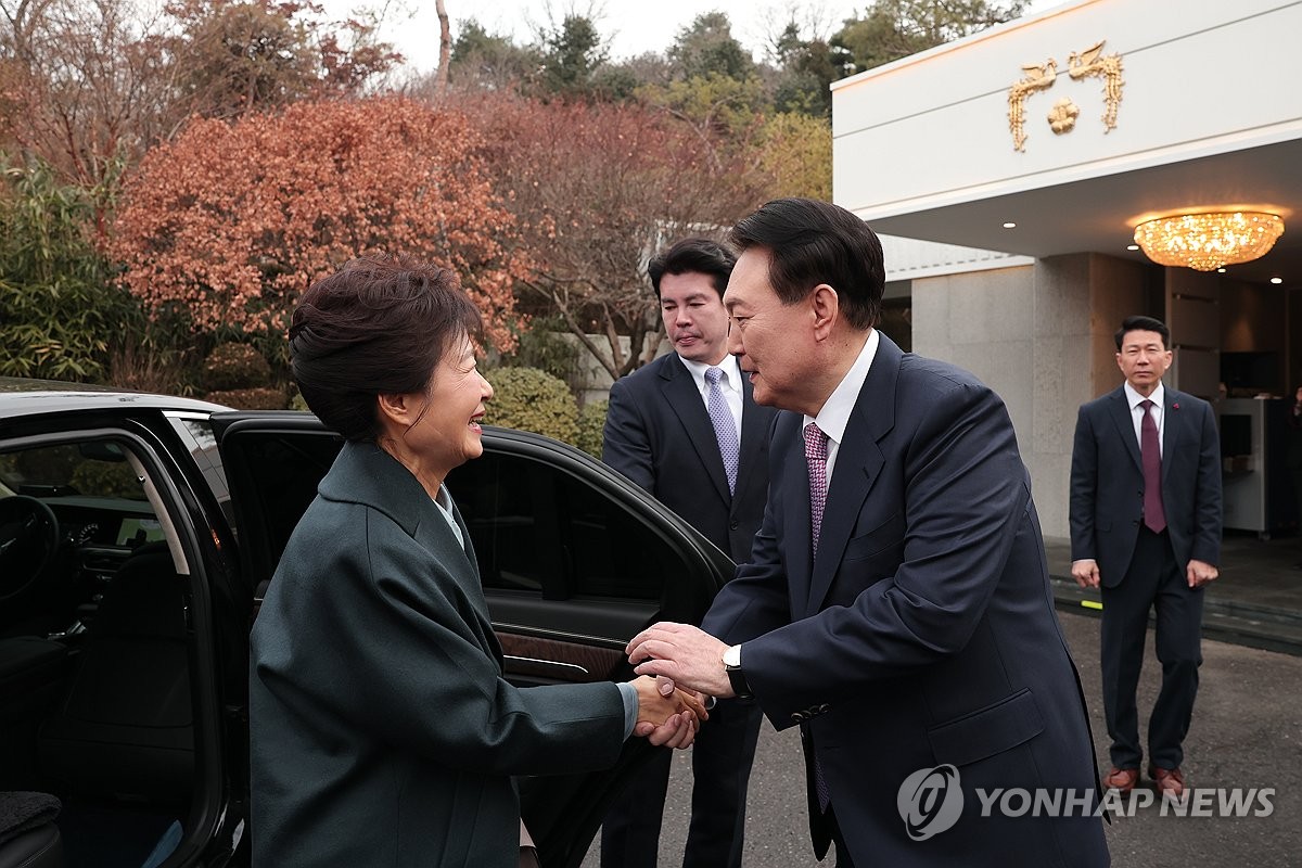 Yoon wishes ex-President Park happy 72nd birthday | Yonhap News Agency