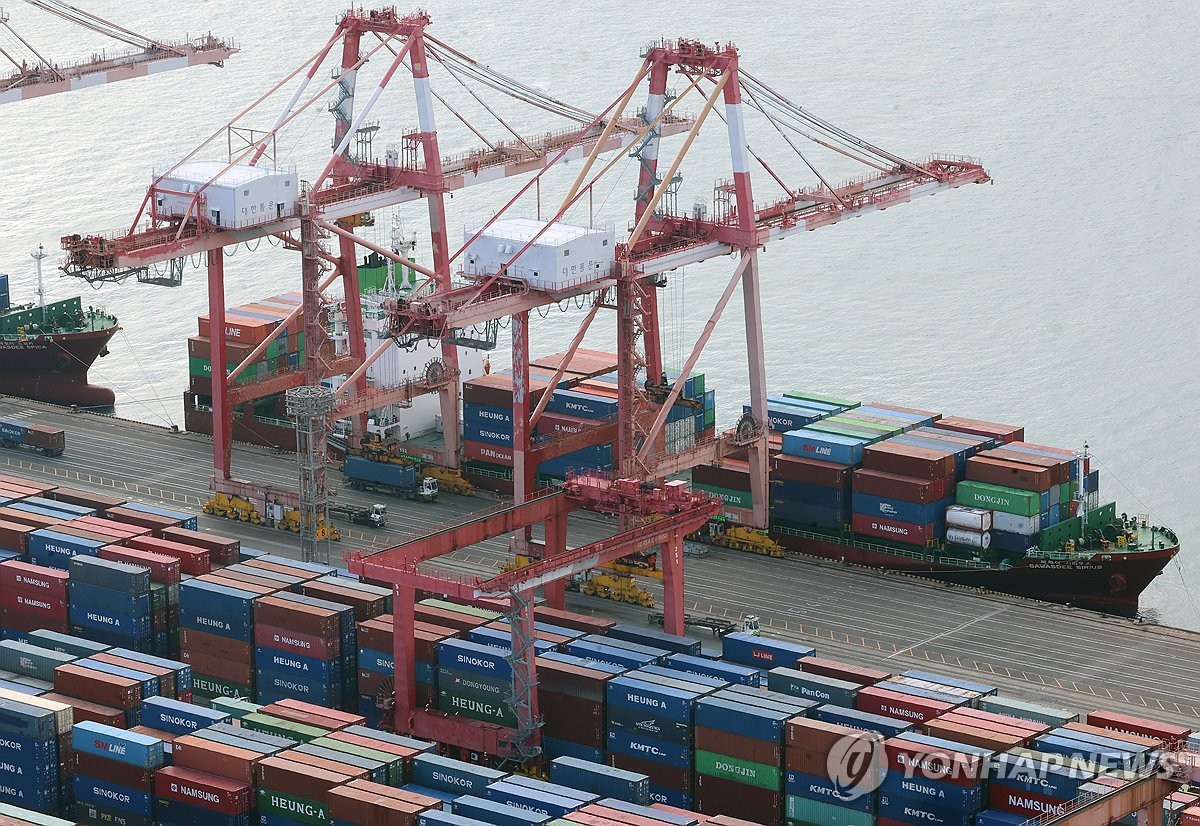 (LEAD) Exports rise for 5th straight month in February | Yonhap News Agency