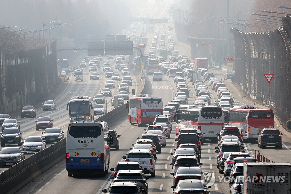 Traffic building up on highways as people travel on Lunar New Year | Yonhap News Agency
