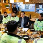 Yoon meets with street sweepers on Lunar New Year holiday | Yonhap News Agency