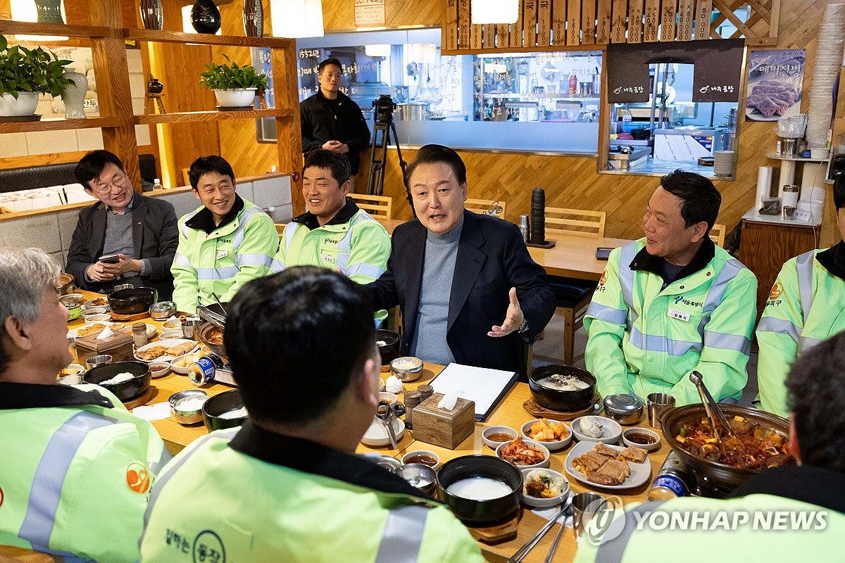 Yoon meets with street sweepers on Lunar New Year holiday | Yonhap News Agency