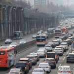 Traffic builds up on highways as people return to Seoul amid Lunar New Year holiday | Yonhap News Agency