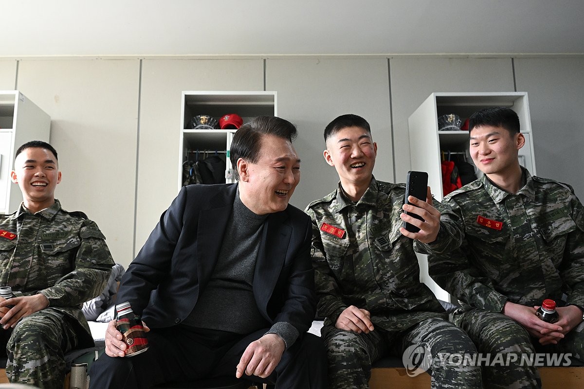 Yoon visits Marine corps on Lunar New Year holiday | Yonhap News Agency