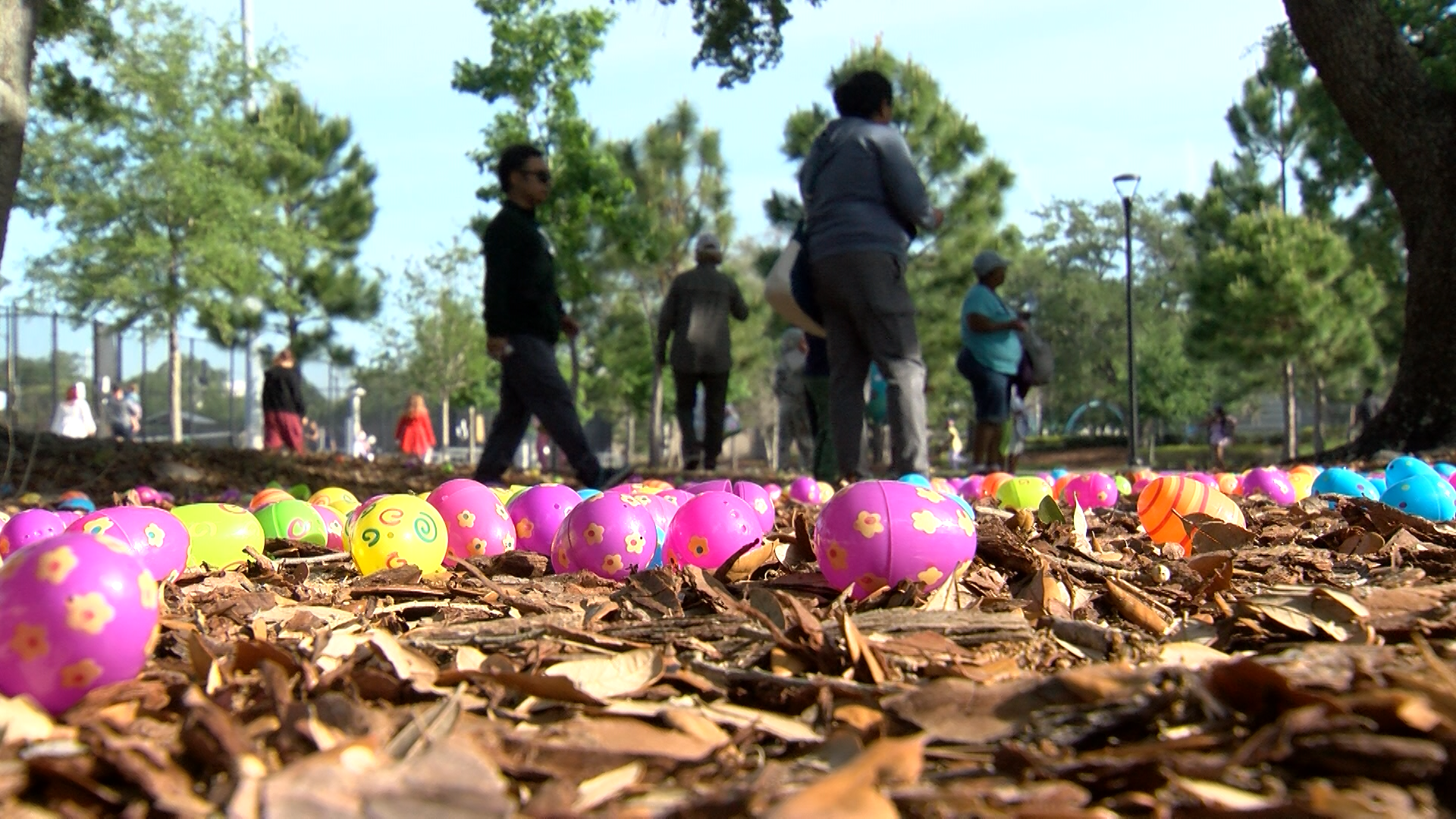 Kids hunt for 40K eggs in downtown Tampa